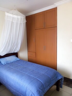 Bureau, rideaux occultants, fer et planche à repasser, Wi-Fi gratuit