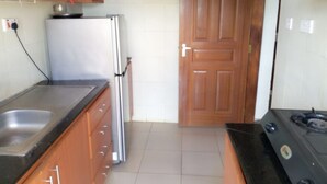 Una cocina compacta con un lavaplatos, estufa y armarios.