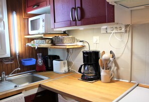 Een koelkast, een microgolfoven, een oven, een kookplaat