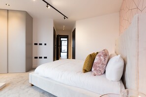 Laptop workspace, blackout curtains, soundproofing, iron/ironing board - Kentish Town Apartments by Allo Housing (London)