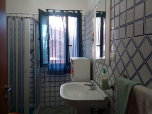 Apartemen, pemandangan kebun | Kamar mandi | Shower dan handuk