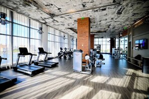 Fitness facility - High-rise condo w/ pool & fitness center (Hollywood)