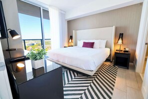 1 bedroom, iron/ironing board, WiFi, bed sheets - High-rise condo w/ pool & fitness center (Hollywood)