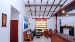 Luxury Double Room | Free WiFi, bed sheets - OYO 435 Moon Beach Villa (Hikkaduwa)