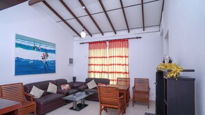 Luxury Double Room | Free WiFi, bed sheets - OYO 435 Moon Beach Villa (Hikkaduwa)