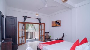 Luxury Double Room | Free WiFi, bed sheets - OYO 435 Moon Beach Villa (Hikkaduwa)