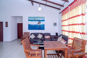 Luxury Double Room | Free WiFi, bed sheets - OYO 435 Moon Beach Villa (Hikkaduwa)