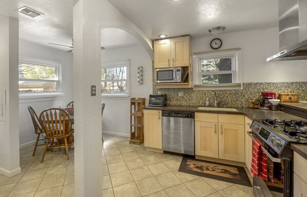 Jääkaappi, mikroaaltouuni, uuni, liesi