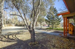 Property grounds - Quaint Historic Downtown Flagstaff Hideaway (Flagstaff)