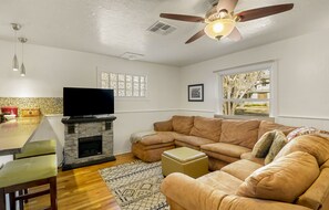 Smart TV, fireplace - Quaint Historic Downtown Flagstaff Hideaway (Flagstaff)