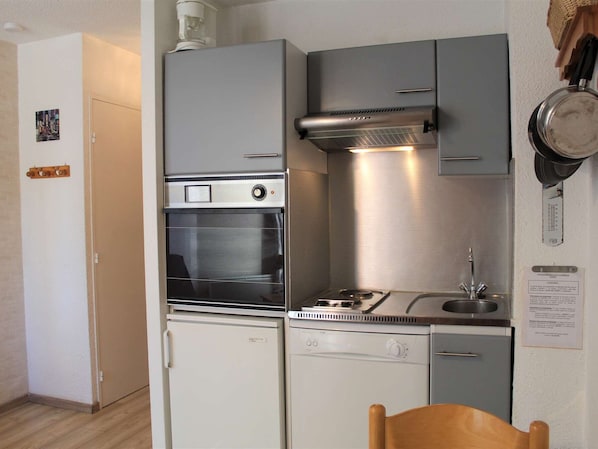 Frigorifero, microonde, forno, piano cottura
