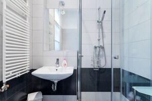 Appartement | Salle de bain | Bidet, serviettes fournies, savon, shampoing