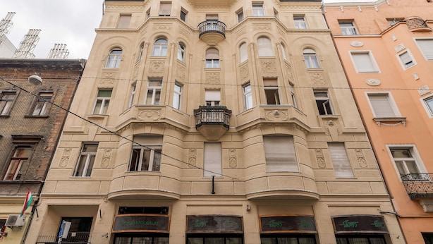 A multi-story building with ornate architectural details, including a balcony with a wrought iron railing. - Akacfa 18 Apartment (Budapest)