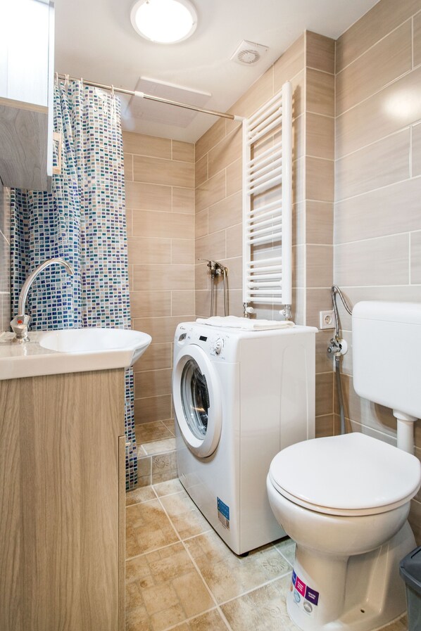 Apartment, 1 Bedroom | Bathroom | Towels