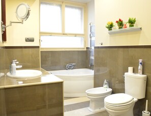Apartment, 2 Bedrooms | Bathroom | Towels