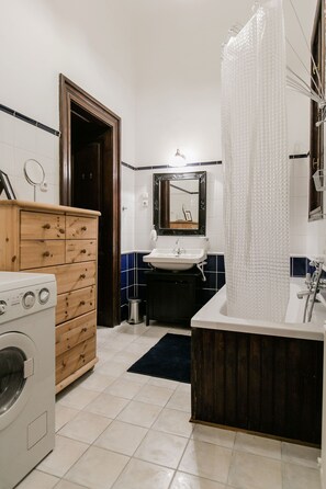 Appartement, 1 chambre | Salle de bain | Serviettes fournies, shampooing