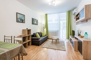 Apartamento, 1 quarto | Área de estar | TV de tela plana