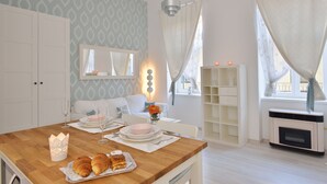 Studio | Khu vực ăn uống tại phòng