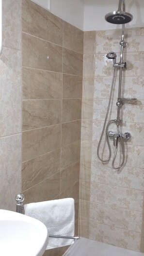 Studio | Dusche im Bad