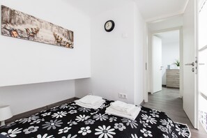 Apartemen, 2 kamar tidur | Setrika/meja setrika, Wi-Fi gratis, dan seprai linen