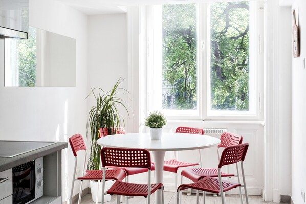 Apartemen, 2 kamar tidur | Makan di kamar