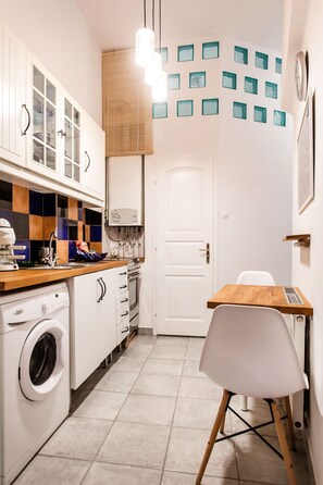 Studio | Eigene Küche | Kühlschrank, Mikrowelle, Herdplatte, Wasserkocher mit Kaffee-/Teezubehör