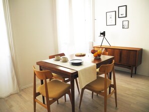 Apartamento, 1 quarto | Opções para refeição no quarto