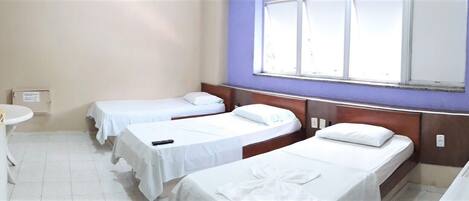 Een minibar, een bureau, gratis wifi, beddengoed