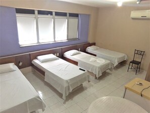 Quadruple Room | Minibar, desk, free WiFi, bed sheets - Hotel Dez de Julho (Manaus)