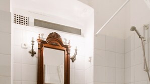 Un baño con inodoro, lavabo y ducha.