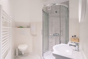 Apartment, 1 Bedroom | Bathroom | Towels, shampoo - Hunyadi 4 Apartment II. (Budapest)
