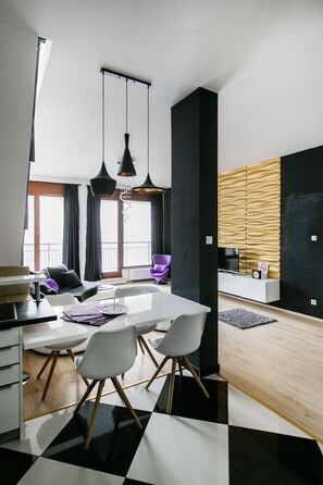 Apartment, 2 Schlafzimmer | Essbereich im Zimmer