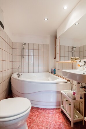 Apartment, 1 Bedroom | Bathroom | Towels