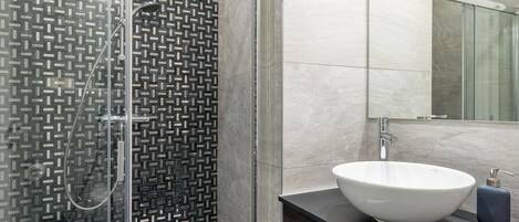 Apartment, 3 Bedrooms | Bathroom | Towels