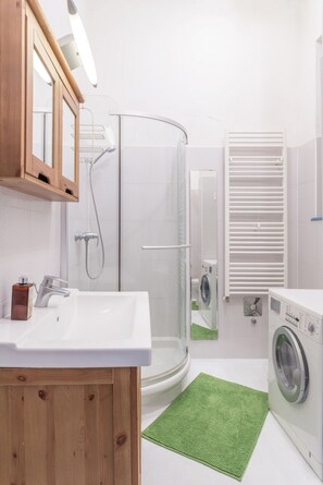 Appartement, 1 chambre | Salle de bain | Serviettes fournies