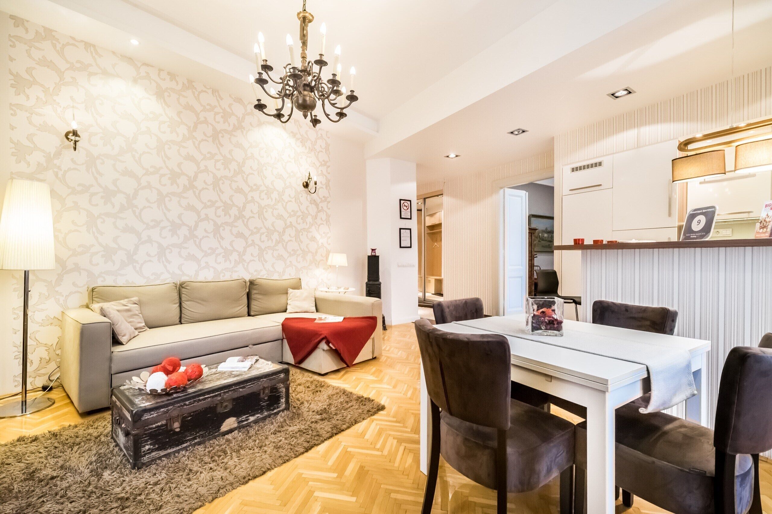 Una sala de estar moderna con sofá, mesa de centro y comedor.