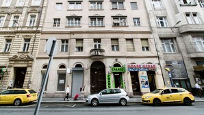A building with a ground-floor restaurant named 'Doner Kebab' and a sign for 'Change No Commission'. - Nagymezo 33 Apartment (Budapest)