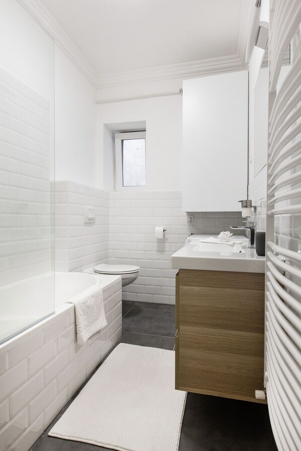 Apartment, 2 Bedrooms | Bathroom | Towels