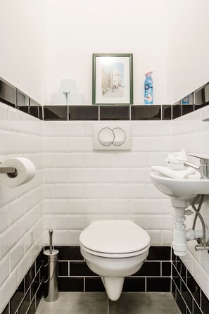 Apartment, 2 Bedrooms | Bathroom | Towels