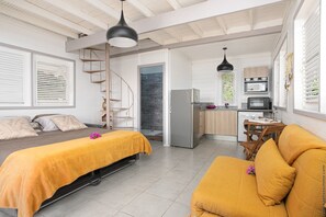 1 chambre, fer et planche à repasser, lit de bébé portatif