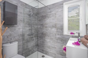 Bathtub, hair dryer, towels