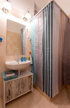 Appartement, 1 chambre | Salle de bain | Serviettes fournies