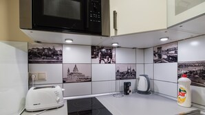 Una cocina moderna con microondas, tostadora y hervidor incorporados.