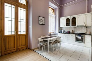 Apartment, 1 Schlafzimmer | Essbereich im Zimmer