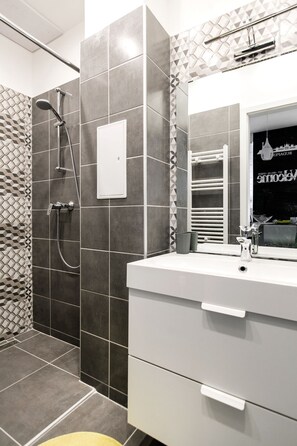 Apartment, 1 Bedroom | Bathroom | Towels