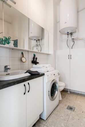 Apartment, 3 Bedrooms | Private kitchen | Fridge, microwave, stovetop, coffee/tea maker
