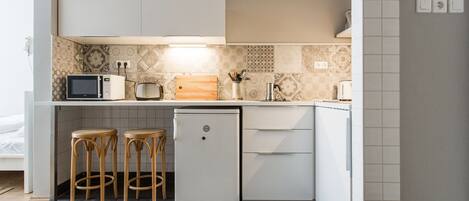 Studio | Private kitchen | Electric kettle, toaster