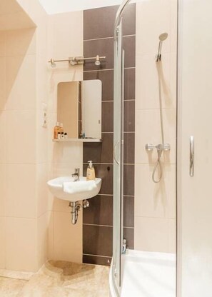 Apartment, 1 Bedroom | Bathroom shower - Szofia 19 Apartment I. (Budapest)