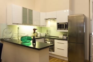 Refrigerador, microondas, placa de cocina, lavavajillas
