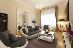 アパートメント 3 ベッドルーム | リビング エリア | 薄型テレビ